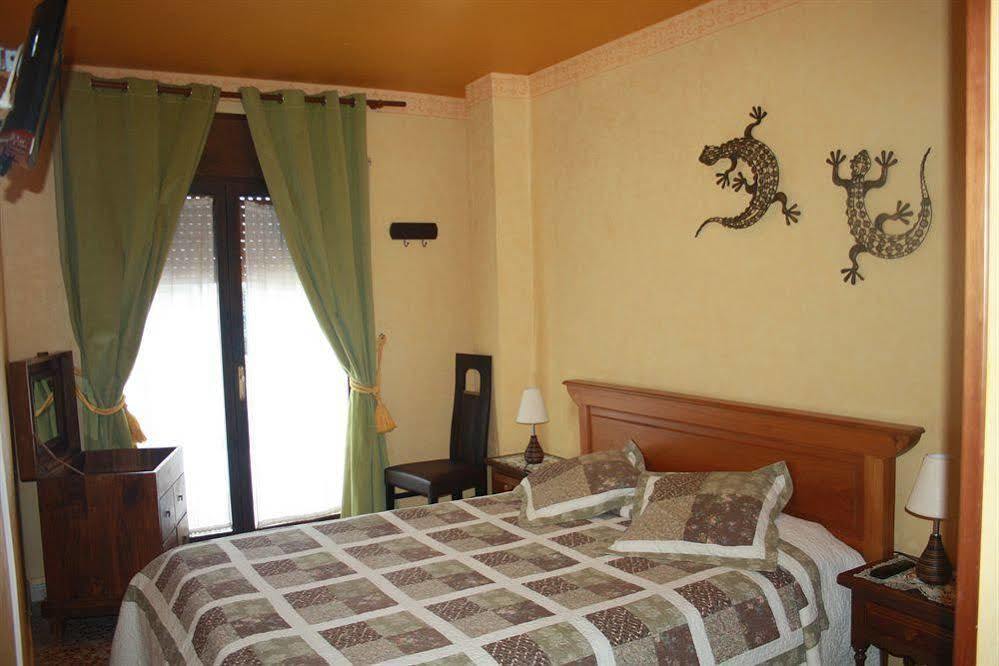 Hostal Restaurante La Diligencia Cunit Luaran gambar